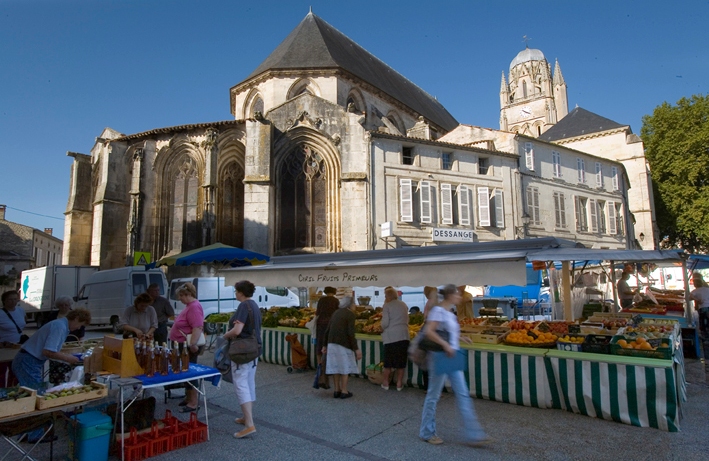 marché du mercredi Saint Pierre Saintes